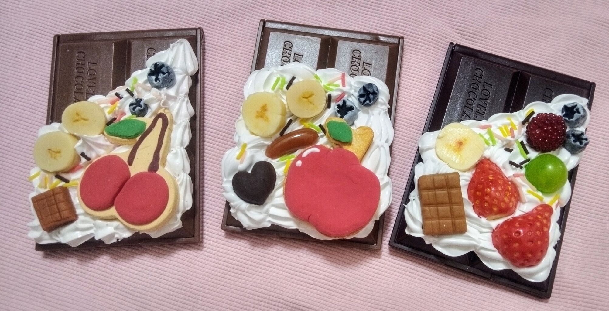 板チョコの上にフルーツとクリームを飾った作品3点
