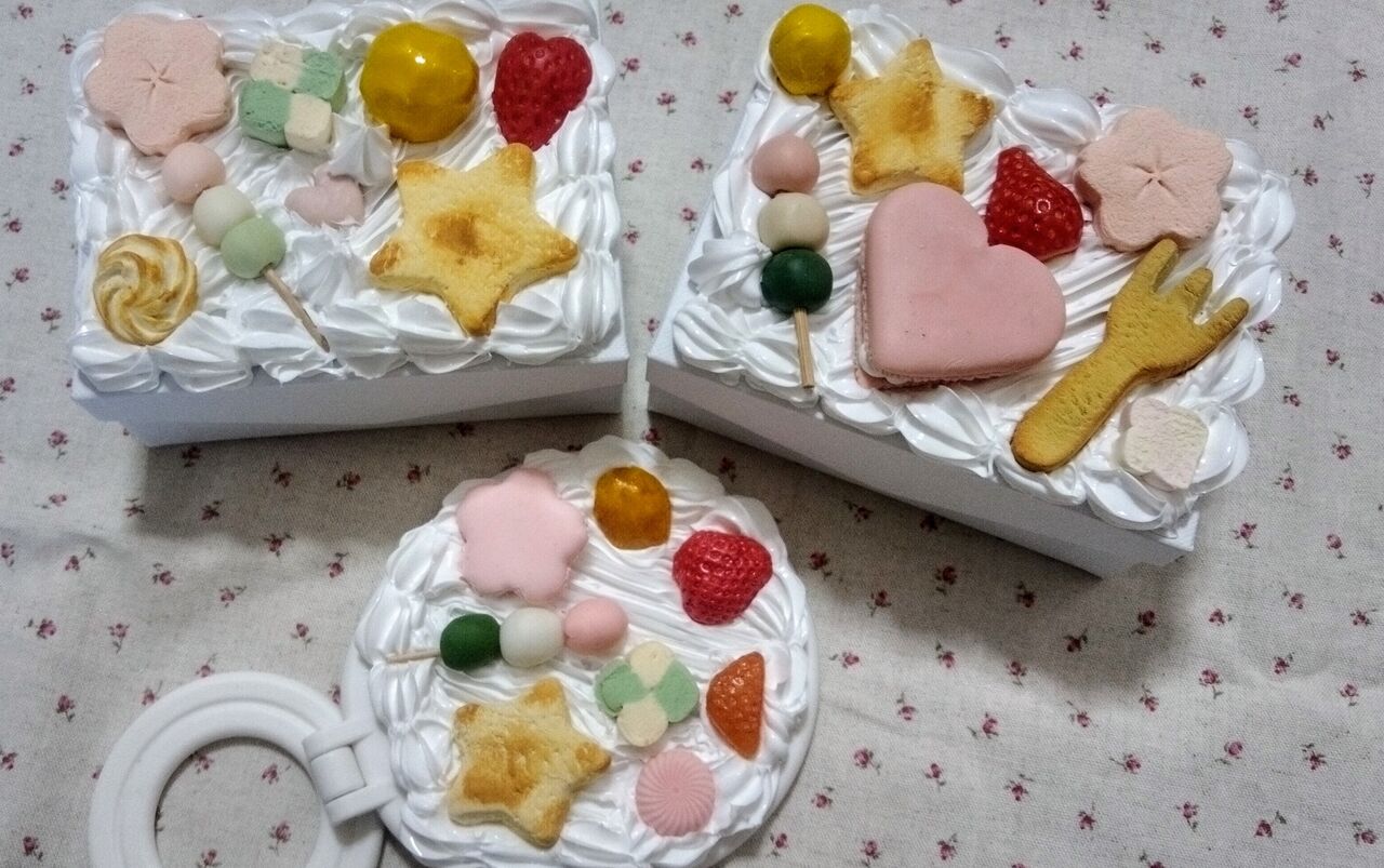 ホイップクリームの上に和菓子やいちごを飾った小物入れとミラー