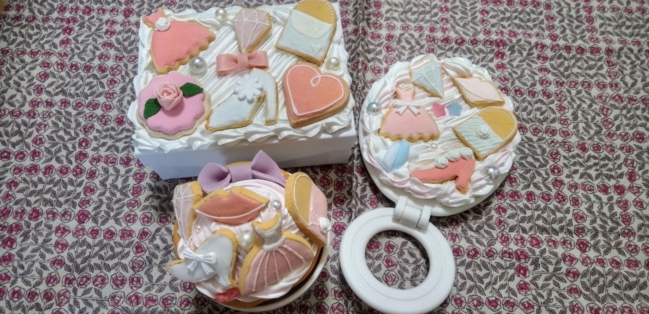 ドレスやハートのアイシングクッキーを飾ったウェディング風の作品